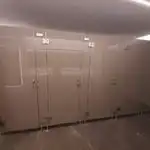 Diseño elegante de mamparas de vidrio templado, transparentes con herrajes discretos, instaladas en un baño de oficina o residencia de lujo en Puerta de Hierro, Guadalajara.