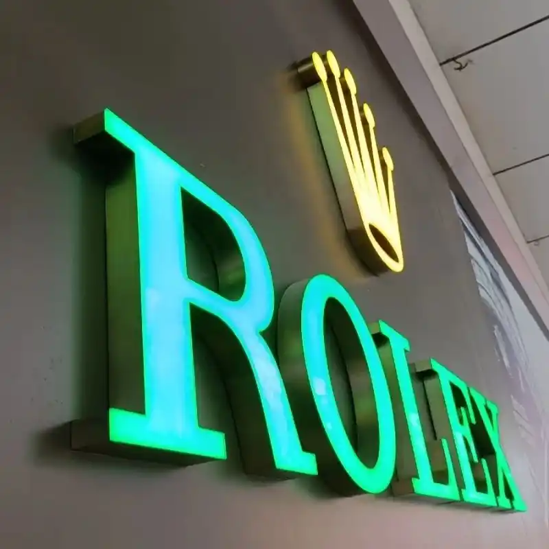 Detalle de un letrero 3D premium e iluminado, demostrando la alta calidad de nuestros anuncios luminosos ideales para fachadas comerciales en  Huixquilucan Estado de Mexico