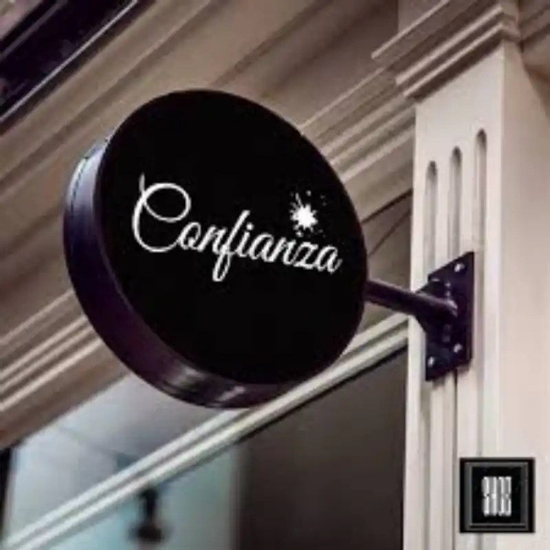 Anuncios Publicitarios de Tipo Bandera y Rotulación Publicidad en Ixtaczoquitlán Anuncio luminoso tipo bandera, rotulado profesionalmente, instalado en una fachada comercial de Ixtaczoquitlán, ideal para publicidad exterior visible y resistente.