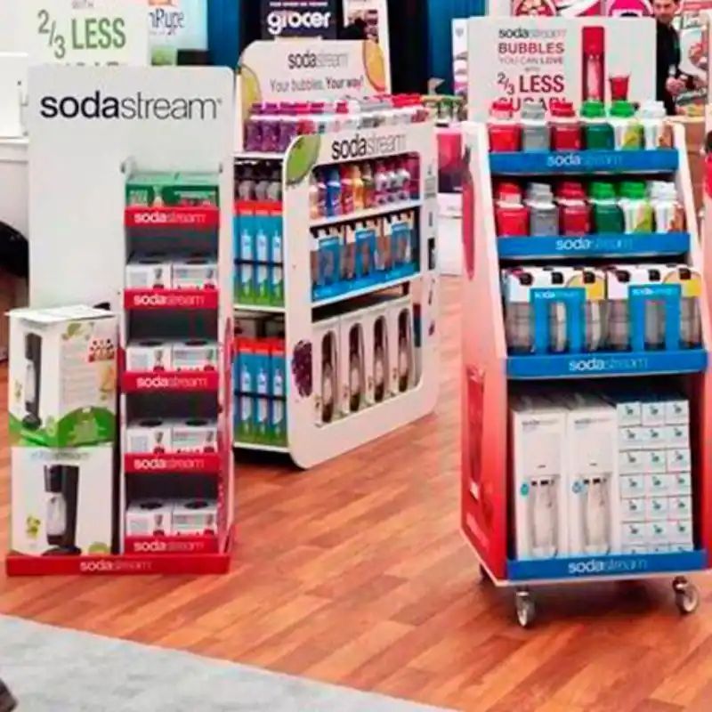 Metepec, Estado de México: Displays de punto de venta personalizados y modulares para productos SodaStream en una tienda retail. Soluciones visuales para promociones y exhibición comercial.
