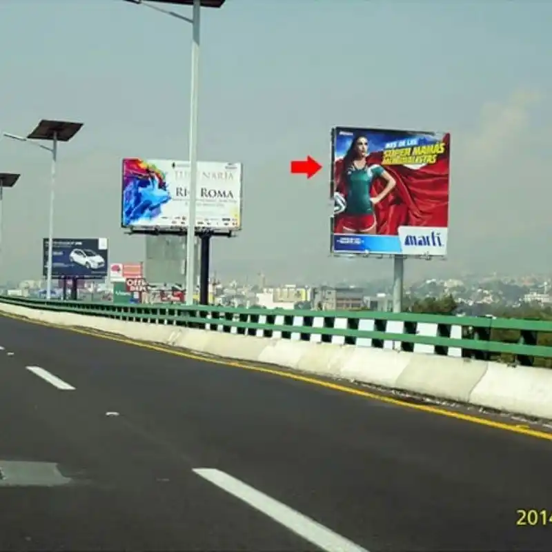 Corredor vial de Tlalnepantla de Baz con múltiples anuncios publicitarios de gran formato. Implementación y rotulación de espectaculares para alta visibilidad en autopista del Estado de México.