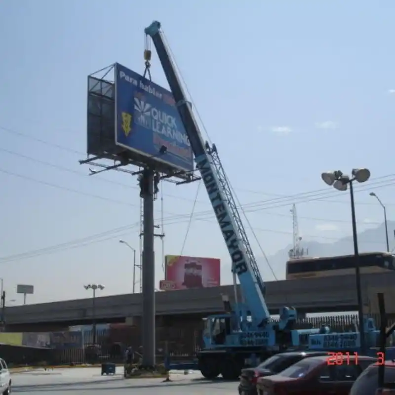 Grúa instalando un espectacular (anuncio de gran formato) en el Estado de Mexico, mostrando el servicio profesional de instalación anuncios y publicidad exterior que ofrecemos en el estado de Mexico                                                