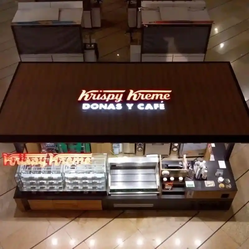 Vista aérea de un kiosco comercial de alimentos instalado en un centro comercial del Estado de Mexico, reflejando nuestra experiencia en kioscos a medida funcionales.