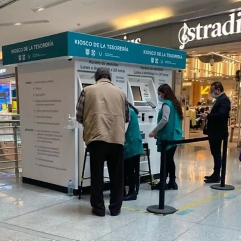 Kiosco Interactivo para Autoservicio y Servicios de Tesorería en Veracruz Kiosco interactivo de servicios de tesorería instalado en un centro comercial de Veracruz, facilitando la autoatención y el pago de servicios en el municipio.