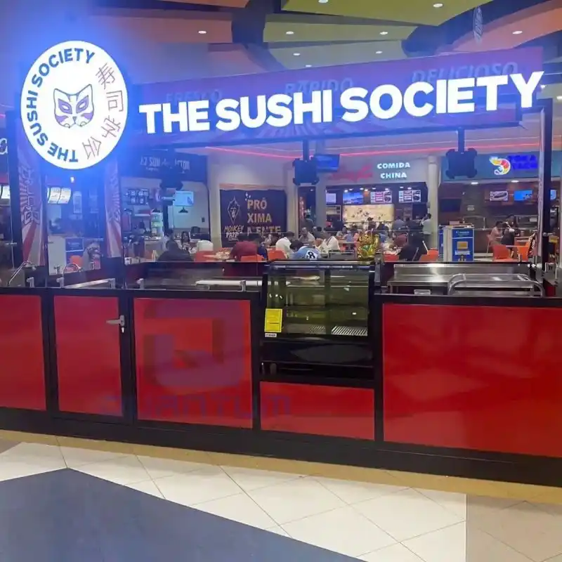 Kiosco a medida de venta directa de comida rápida con gran anuncio luminoso, diseño funcional y moderno, instalado en un food court en el Estado de Mexico