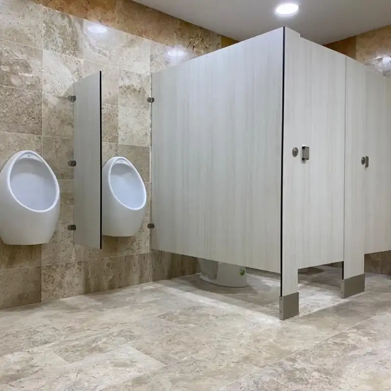 Mamparas Sanitarias de Sólido Fenólico para Hotel Boutique en Leon, Guanajuato Instalación de mamparas sanitarias de sólido fenólico resistentes a la humedad en baños de hotel en León. Veracruz