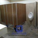 Mamparas de Paneles Melamínicos para Oficinas en Apodaca, Nuevo León Divisiones sanitarias en paneles melamínicos color madera para uso moderado en oficinas y corporativos de Apodaca, Nuevo León.