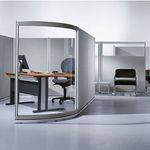 Mamparas Divisorias Curvas para Oficina de Lujo en San Pedro Garza García Cubículo individual con mamparas de vidrio templado y estructura de aluminio para privacidad y acústica mejorada en oficinas de San Pedro Garza García.