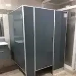 Mamparas Porcelanizadas en Silao de la Victoria Instalación de mamparas sanitarias porcelanizadas de alta resistencia en naves industriales de Silao, Guanajuato.