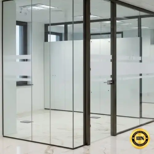 Mamparas de Vidrio Templado para Oficinas Corporativas Ejecutivas en San Pedro Garza García Cubículos de oficina con mamparas de vidrio templado transparente y esmerilado, reflejando una imagen premium en un corporativo de San Pedro Garza García, Nuevo León.