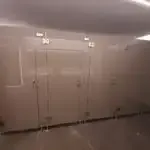 Mamparas de Vidrio Templado en Sierra Nogal Instalación de mamparas de vidrio templado de alta gama para residencias modernas en la zona de Sierra Nogal, León, Guanajuato.