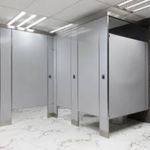 Mamparas Esmaltadas y de Sólido Fenólico para Condominio de Lujo en Valle del Campestre, San Pedro Garza Garcíasss (1) Baño principal con mamparas de sólido fenólico gris claro de lujo, diseñadas para ofrecer privacidad y estilo único en residencias de Valle del Campestre, Nuevo León.