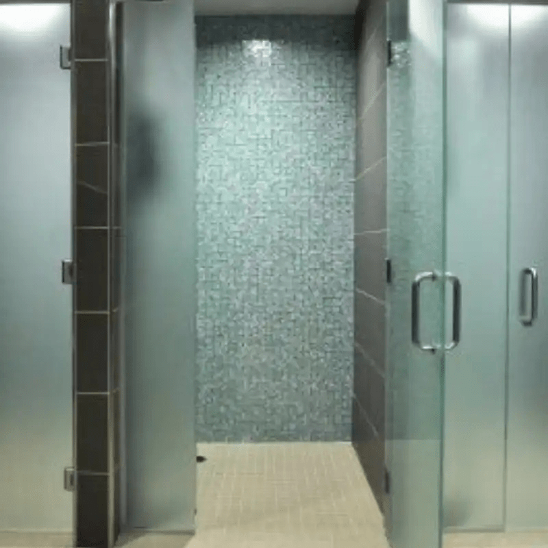 Instalación de canceles de vidrio templado y mamparas para oficinas con acabados en acero inoxidable en la Torre Corporativa Providencia, Aguascalientes.