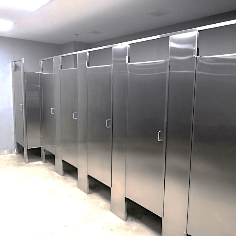 Mamparas de Acero Inoxidable en Hotel Boutique Centro Histórico Chihuahua - 42 Suites de Lujo - Mamparas Funcionales Mamparas de acero inoxidable con canceles para baños y duchas para baños en vidrio templado con herrajes de lujo instaladas en 42 suites de hotel boutique en Centro Histórico de Chihuahua