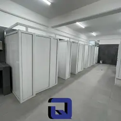 Mamparas de Aluminio con Paneles Intercambiables en Kanasín Sistema de mamparas divisorias de aluminio anodizado calibre 16 instaladas en un edificio corporativo de Kanasín, Yucatán, permitiendo la reconfiguración modular de espacios.