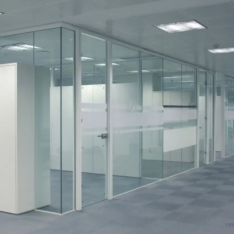 Mamparas divisorias de vidrio templado con marcos de aluminio anodizado instaladas en oficinas corporativas modernas, canceles de vidrio de alta gama para espacios colaborativos en Torre Ejecutiva Forum Business Center zona Tres Ríos, Culiacán, Sinaloa