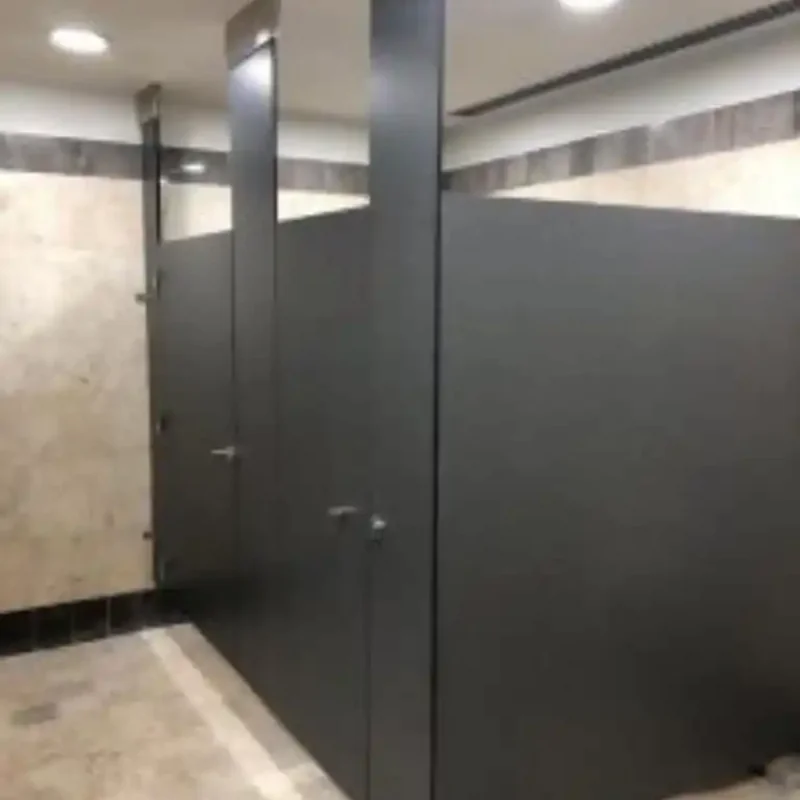 Mamparas para escuelas de Panelart melamínico con mamparas divisorias, pizarrones magnéticos y canceles para baños instaladas en campus universitario de 8 edificios en Chihuahua para 3,000 estudiantes