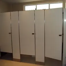 Instalación de mamparas de acero con acabado vítreo esmaltado, diseñadas para máxima higiene y resistencia química en hospitales, clínicas y laboratorios de La Paz y Los Cabos, Baja California Sur.