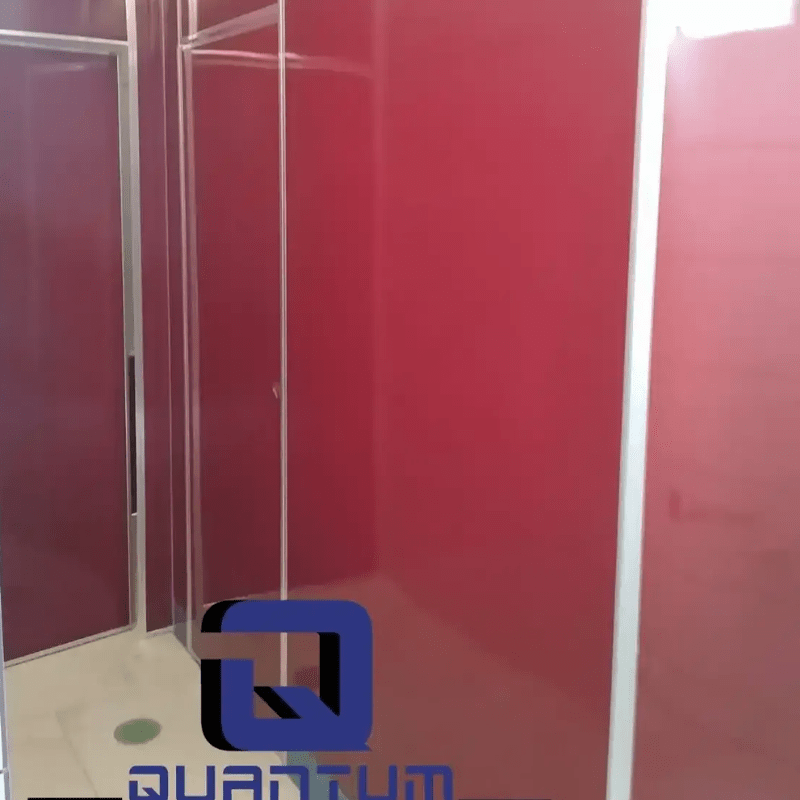 Mamparas Esmaltadas de Alta Gama en Color Institucional Teabo Mamparas esmaltadas color rojo personalizadas con acabado cerámico vítreo de alto brillo instaladas en Teabo, Yucatán.