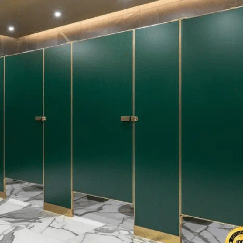 Mamparas de Lujo para Hotel Boutique en Mama Instalación completa de mamparas sanitarias esmaltadas color verde bosque con herrajes dorados para hoteles en Mama, Yucatán.