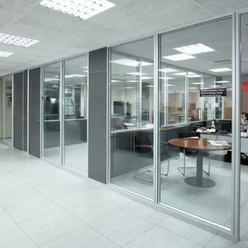 Implementación de mamparas modulares para oficinas en vidrio templado y aluminio para crear espacios de trabajo modernos y colaborativos en el Corporativo Tecnológico de La Paz, Baja California Sur.