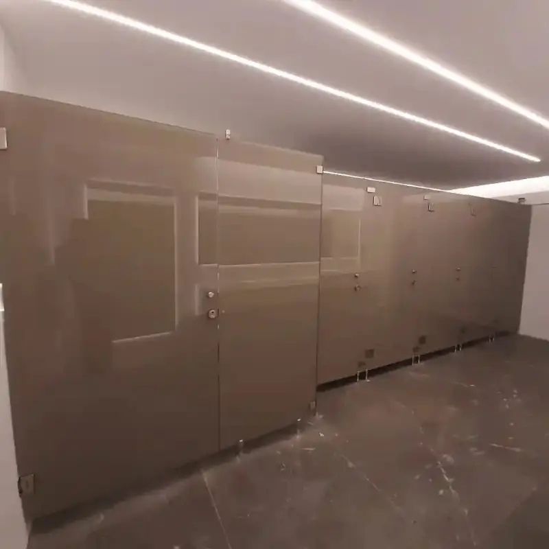 Mamparas sanitarias premium de vidrio templado instaladas en hotel boutique en Baja California Norte, mamparas para hoteles con privacidad y elegancia en 80 habitaciones en Mexicali, Tijuana y Ensenada con acabados impecables y proyecto completado en tiempo récord