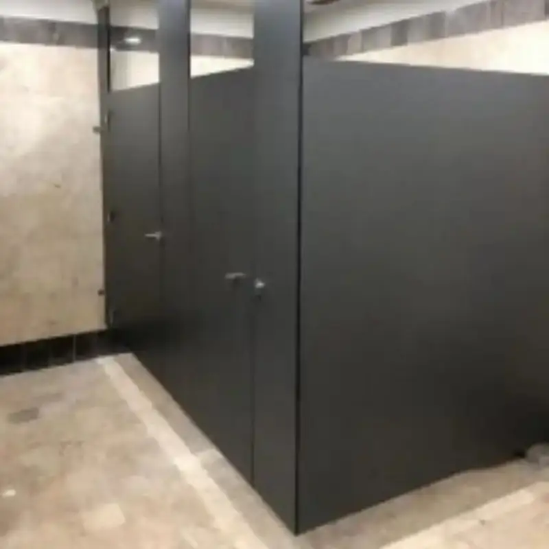 Instalación de 240 mamparas sanitarias de sólido fenólico de alta durabilidad en un resort costero de 5 estrellas en Los Cabos, diseñadas para resistir el ambiente salino de Baja California Sur.