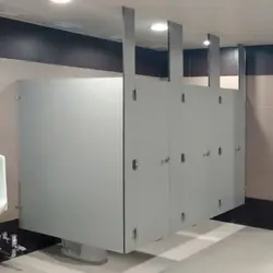 Instalación de mamparas de sólido fenólico resistentes al vandalismo y la humedad en baños de aeropuertos, universidades y centros deportivos de Baja California Sur.