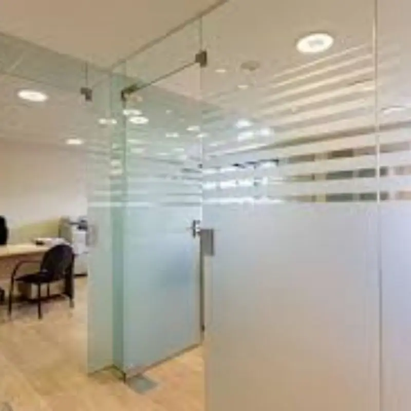 Instalación de mamparas para oficinas en vidrio templado y aluminio para espacios corporativos premium en Saltillo, Coahuila.