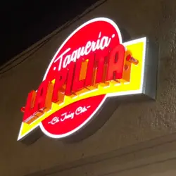  Señalética corporativa iluminada con anuncios luminosos LED, letras 3D en acrílico y cajas de luz para franquicias y plazas comerciales en Victoria de Durango