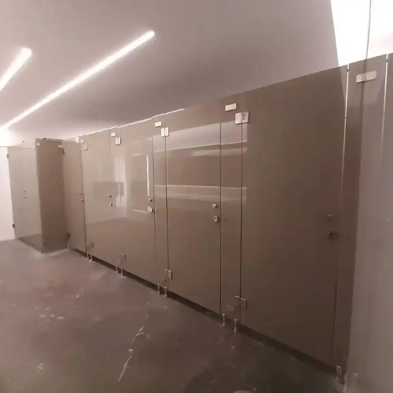 Equipamiento de 45 suites de lujo con duchas para baños en vidrio templado y mamparas sanitarias de acero inoxidable con canceles para baños minimalistas de herrajes europeos en Hotel Boutique Real del Mezquital Durango