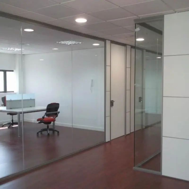  Mamparas para oficina de vidrio templado y aluminio con canceles de vidrio acústicos instaladas en 8 niveles corporativos de torre ejecutiva en Victoria de Durango para salas de juntas y áreas colaborativas premium