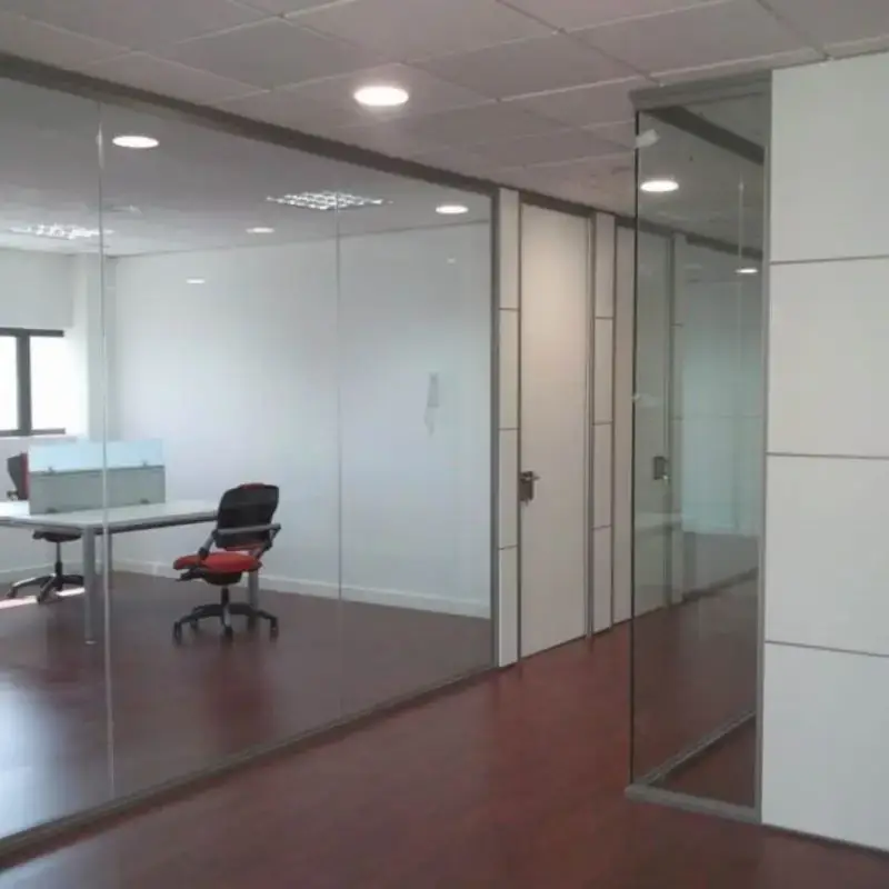 Mamparas para oficinas modulares con panelería acústica y vidrio esmerilado en corporativo de 2500 metros cuadrados en Fresnillo Park con mamparas divisorias y certificación LEED