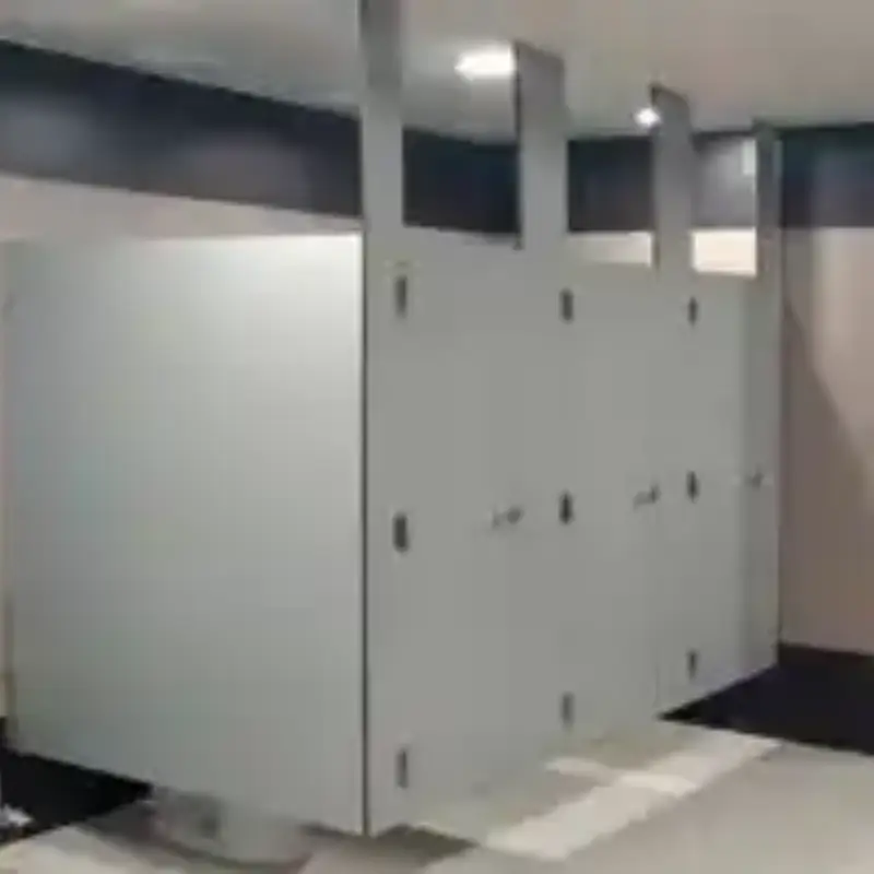 Renovación completa de mamparas para sanitarios públicos de alto tráfico con mamparas sanitarias para baños en fenólico compacto en Centro Comercial Plaza Campestre Durango, garantizando durabilidad extrema para mamparas para negocios comerciales
