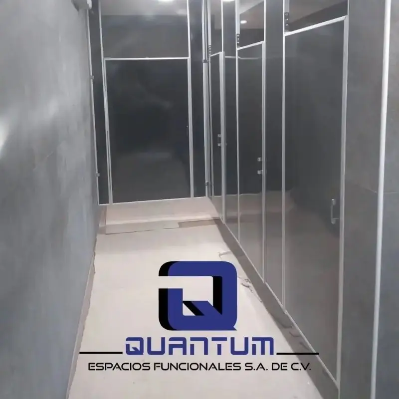 Instalación de mamparas sanitarias porcelanizadas en baños de hotel boutique en Nuevo Vallarta, con acabados de alta gama.