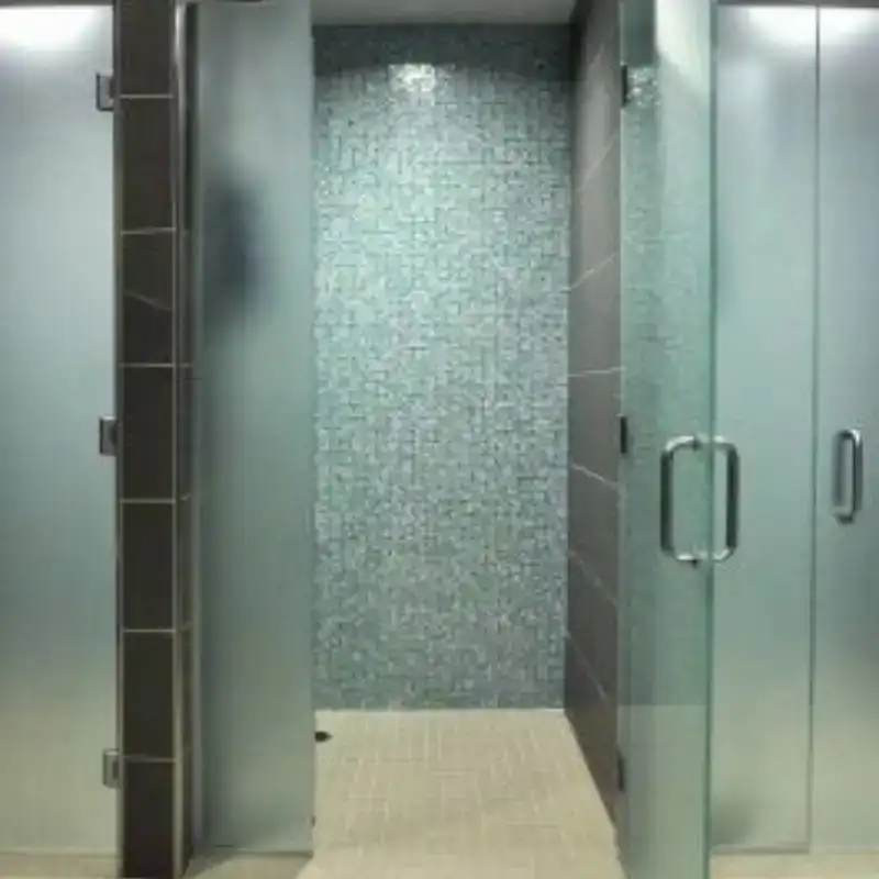 Canceles de vidrio templado y mamparas sanitarias de sólido fenólico instaladas en hotel boutique de lujo en Tuxtla Gutiérrez Chiapas