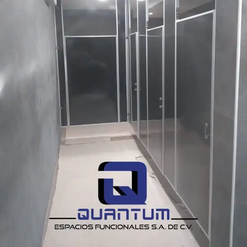 Proyecto Mamparas Sanitarias Hotel Boutique La Rinconada San Luis Potosí | Instalación Premium Suministro completo de mamparas sanitarias porcelanizadas y canceles para duchas en 120 habitaciones de lujo del Hotel Boutique La Rinconada San Luis Potosí, con acabados personalizados arquitectónicos y paneles grises de alto tráfico hotelero