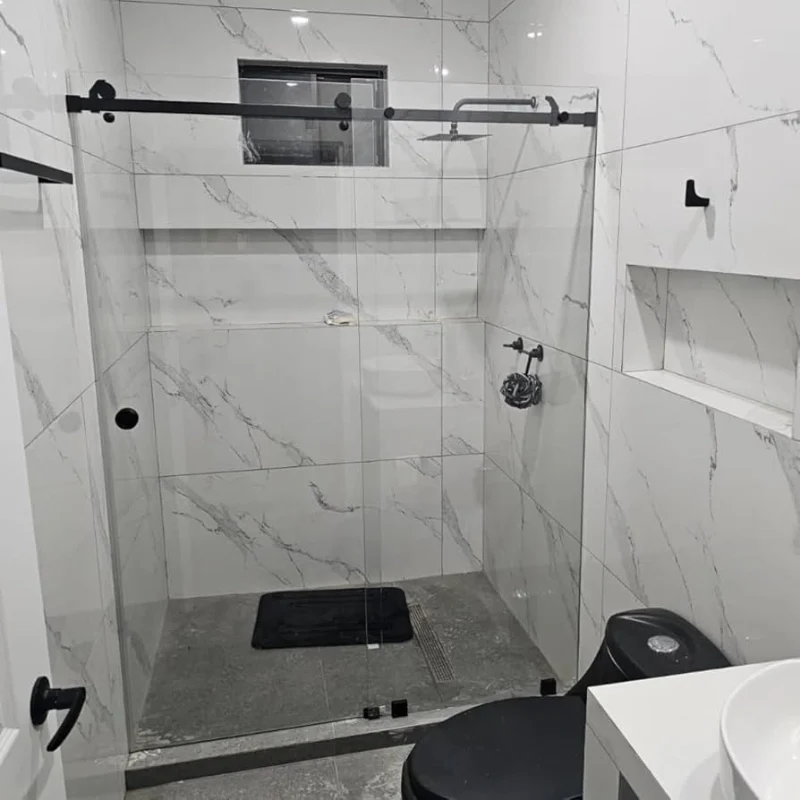 Instalación de cancel de vidrio templado con herrajes negros mate en hotel boutique de 5 estrellas en Paseo de la Reforma, Alcaldía Cuauhtémoc, CDMX — Mamparas Funcionales