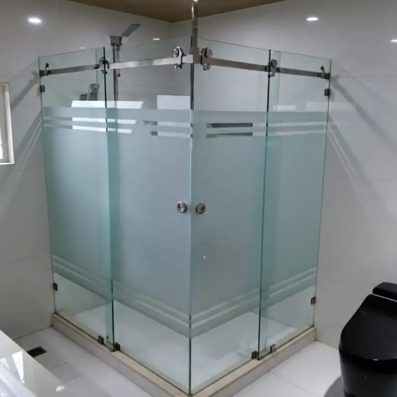 Cancel de vidrio templado esmerilado con herrajes deslizantes de acero inoxidable instalado en habitación de hotel de lujo en Gaviotas Norte, Villahermosa, Tabasco