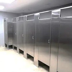 Mamparas de acero inoxidable para sanitarios de alto tráfico en Uruapan y Lázaro Cárdenas, Michoacán, instaladas por Mamparas Funcionales S.A. de C.V.