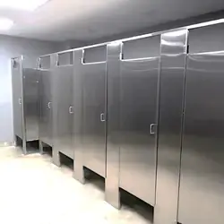 Mamparas de acero inoxidable para sanitarios de alto tráfico en Uruapan y Lázaro Cárdenas, Michoacán, instaladas por Mamparas Funcionales S.A. de C.V.