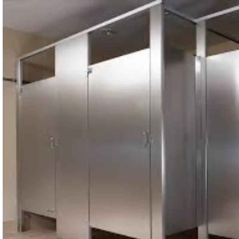 Mamparas sanitarias de acero inoxidable satinado con herrajes industriales instaladas en planta procesadora de Cárdenas, Tabasco, resistentes a corrosión y entornos de alta exigencia