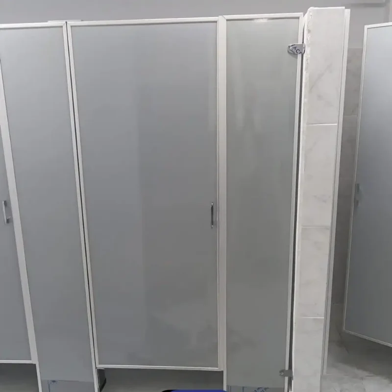 Mamparas sanitarias porcelanizadas de alto tráfico con sistema antiséptico instaladas en centro comercial Las Américas, Morelia, Michoacán, por Mamparas Funcionales S.A. de C.V.