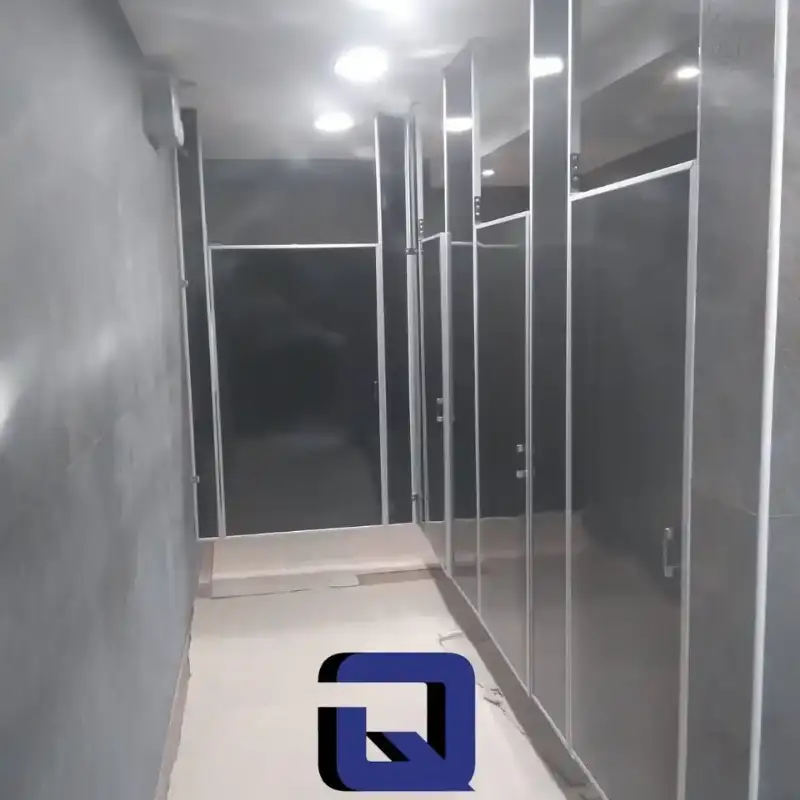 Instalación de mamparas sanitarias porcelanizadas en acabado grafito con estructura de aluminio en complejo corporativo de gran escala en Tlalnepantla de Baz, Estado de México — Mamparas Funcionales S.A. de C.V.