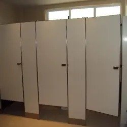 Mamparas sanitarias porcelanizadas de alta durabilidad para baños comerciales en Michoacán, fabricadas e instaladas por Mamparas Funcionales S.A. de C.V.