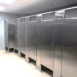 Mamparas de acero inoxidable para baños comerciales de alto tráfico en Residencial Colón y Universidad, Toluca de Lerdo