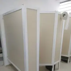 Mamparas de acrílico translúcidas instaladas en baños modernos de Vértice y Universidad, Toluca de Lerdo