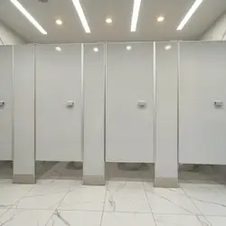 Mamparas sanitarias porcelanizadas instaladas en baño comercial en Toluca de Lerdo, fabricadas por Mamparas Funcionales