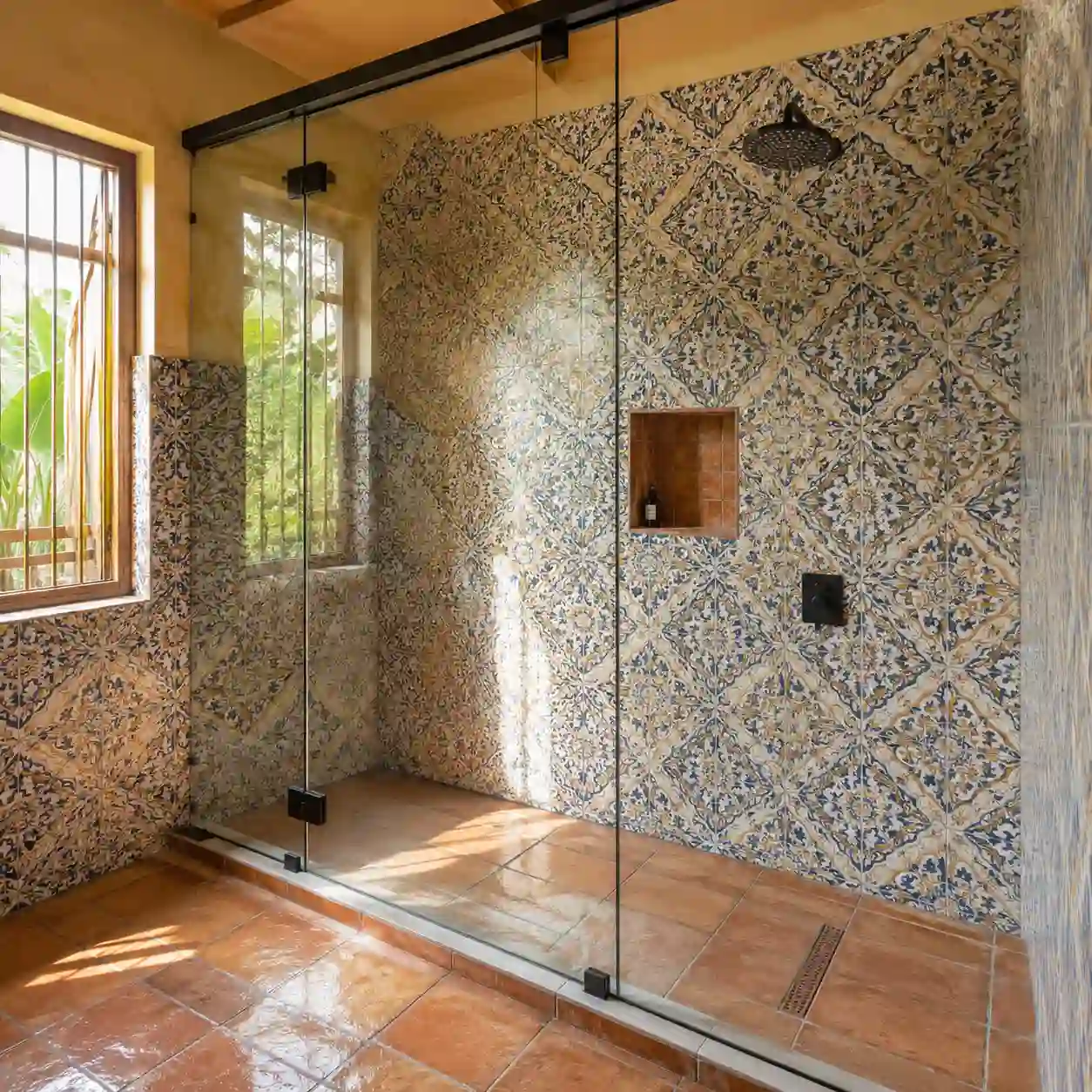 Descripción detallada que incluye aspectos visuales distintivos (vidrio templado corredizo, herrajes negros, azulejo tipo talavera/artesanal) combinados de forma orgánica con las palabras clave locales y de negocio.