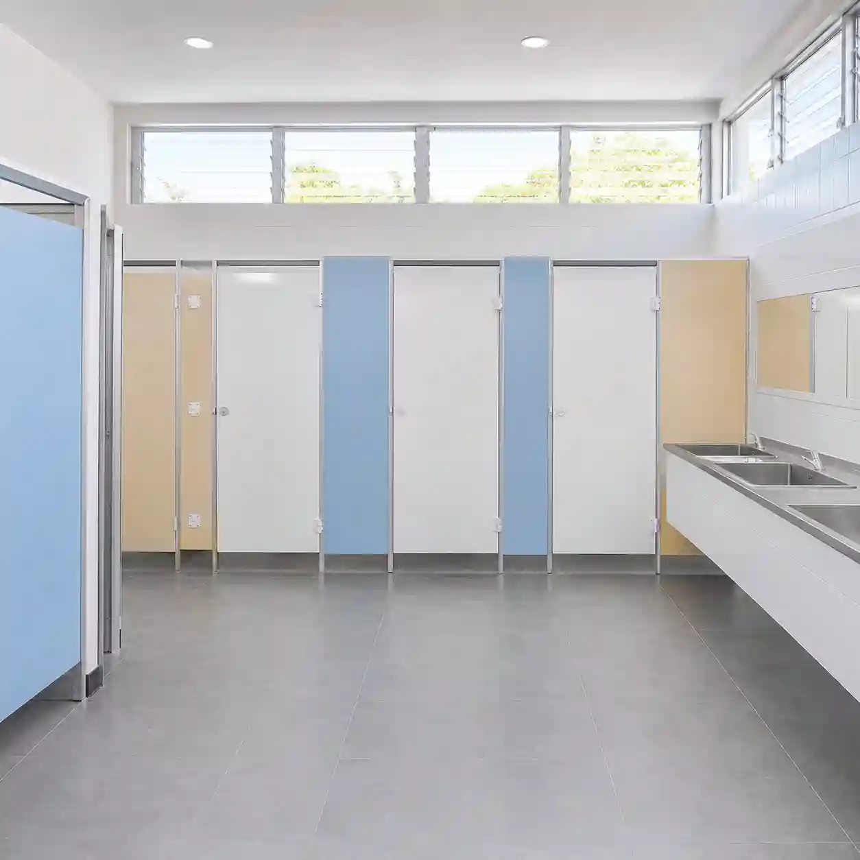 Divisiones Sanitarias en Ajuchitlán, Colón, Querétaro – Escuela Instalación de divisiones sanitarias de panelart melamínico y mamparas esmaltadas en colores azul y blanco para baños escolares en Ajuchitlán, Municipio de Colón, Querétaro.